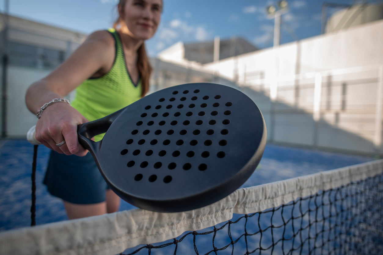 Cómo elegir la pala de padel perfecta: Consejos para maximizar tu rendimiento en la cancha